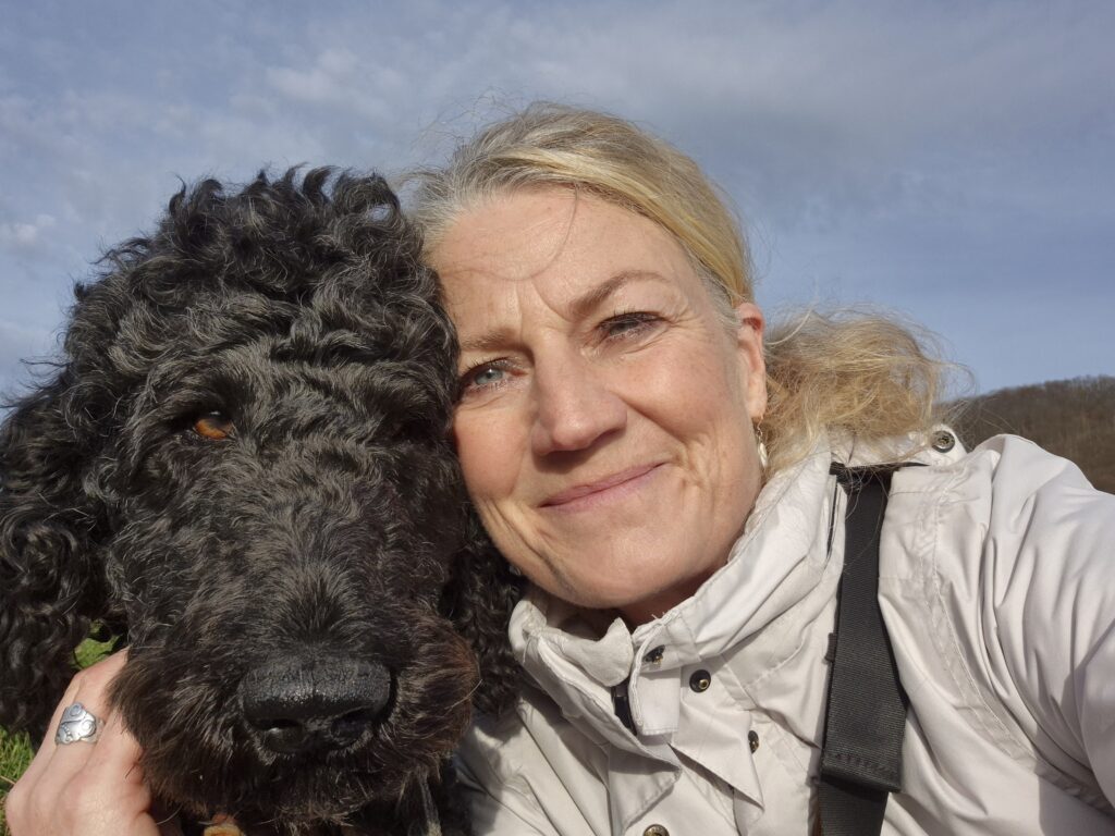 Alexandra Riedigner mit Hund im Freien